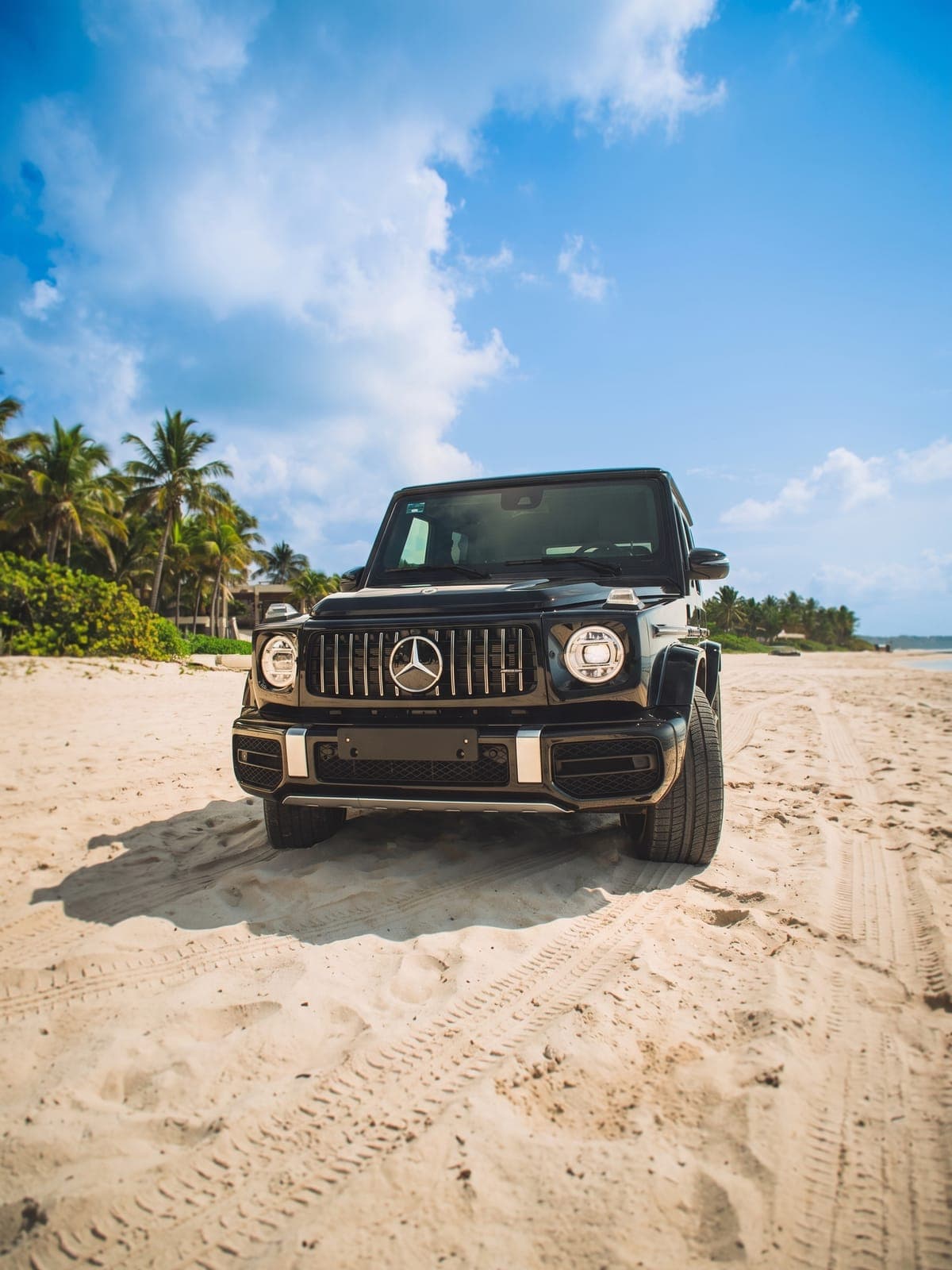 Mercedes-Benz G 63 AMG negro sobre la arena junto al mar.
