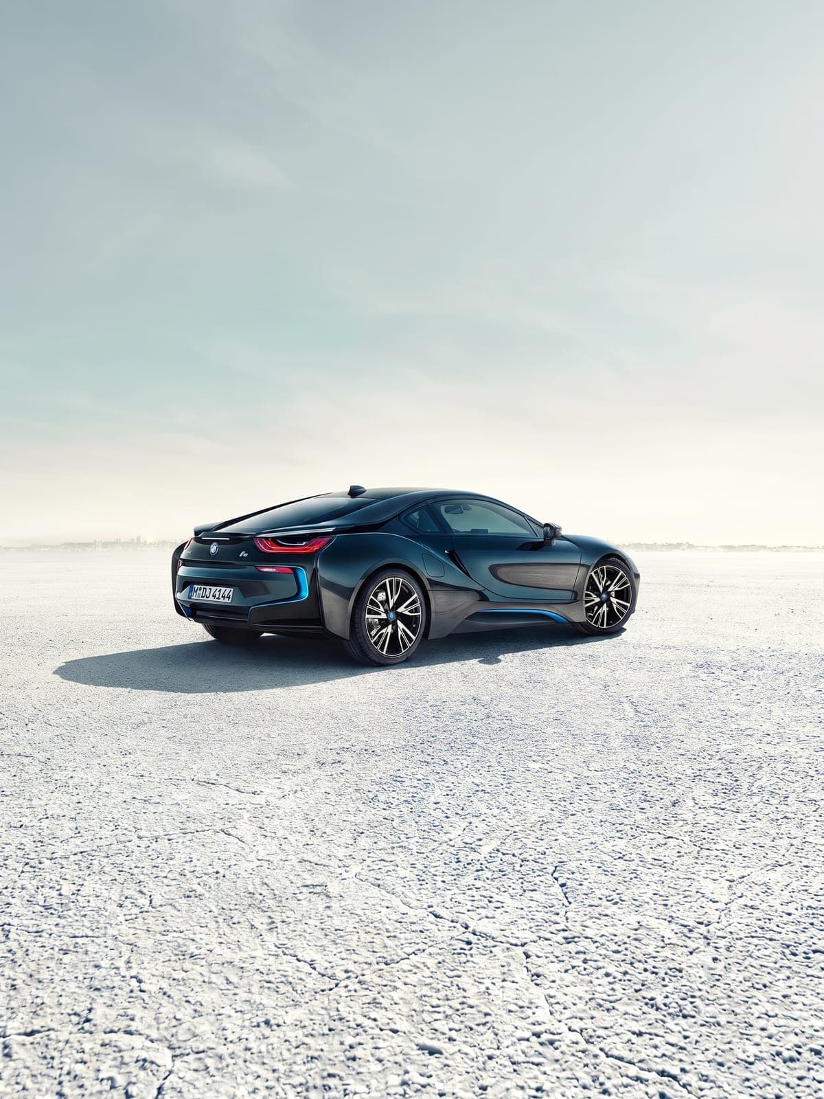 BMW i8 de dos tonos, visto de tres cuartos trasero.
