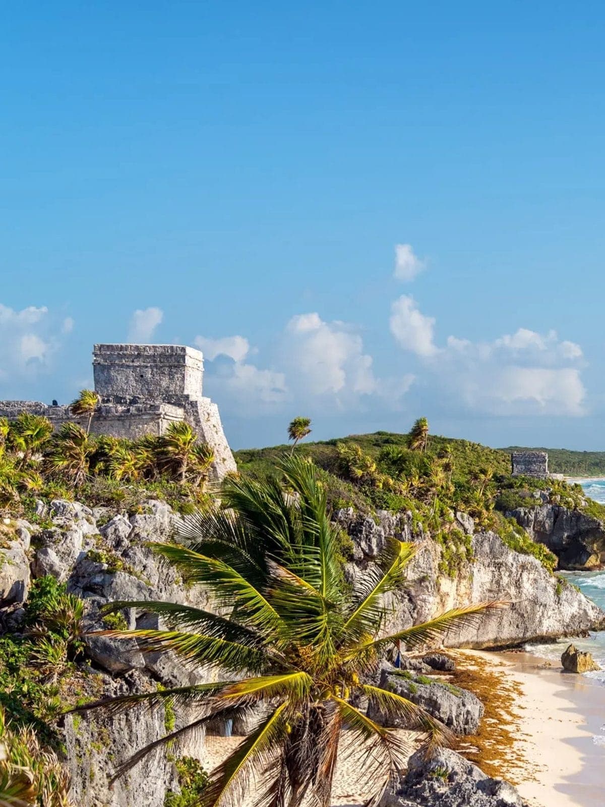 Ruinas mayas de Tulum sobre el acantilado junto al mar.