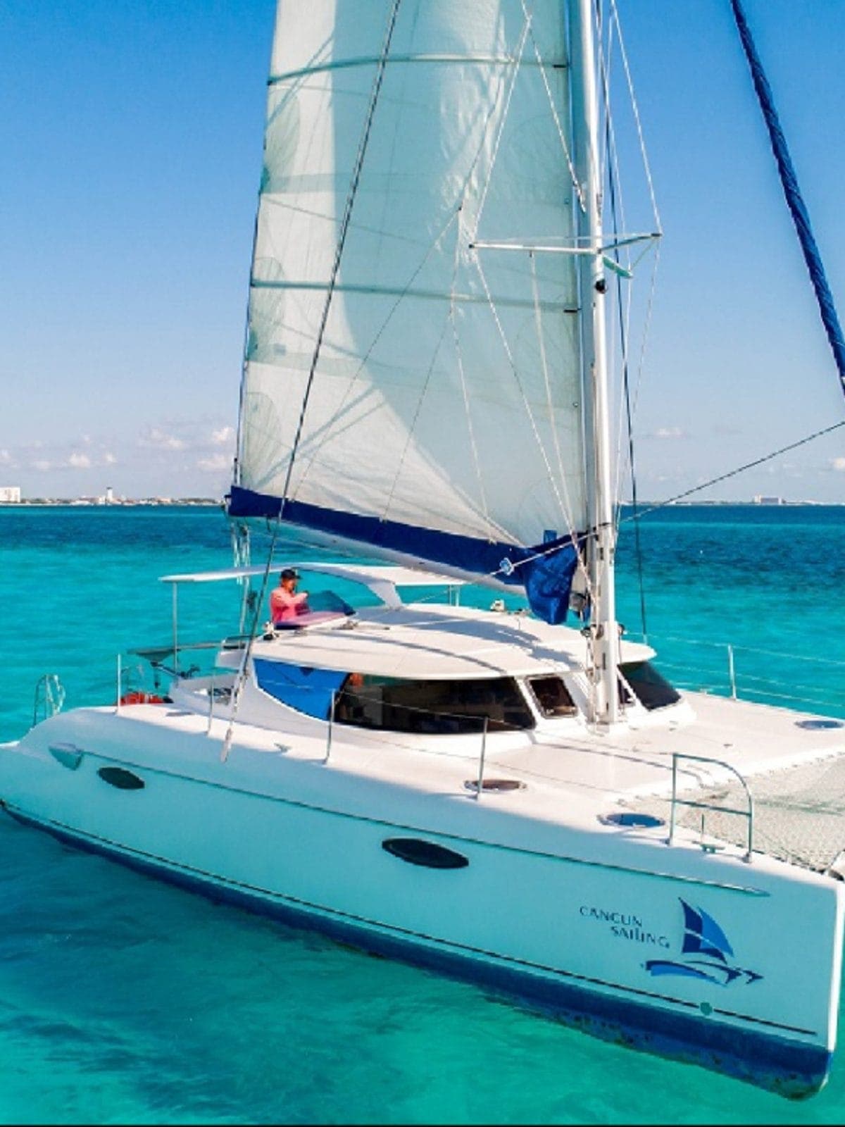 Catamarán de vela navegando hacia Isla Mujeres.