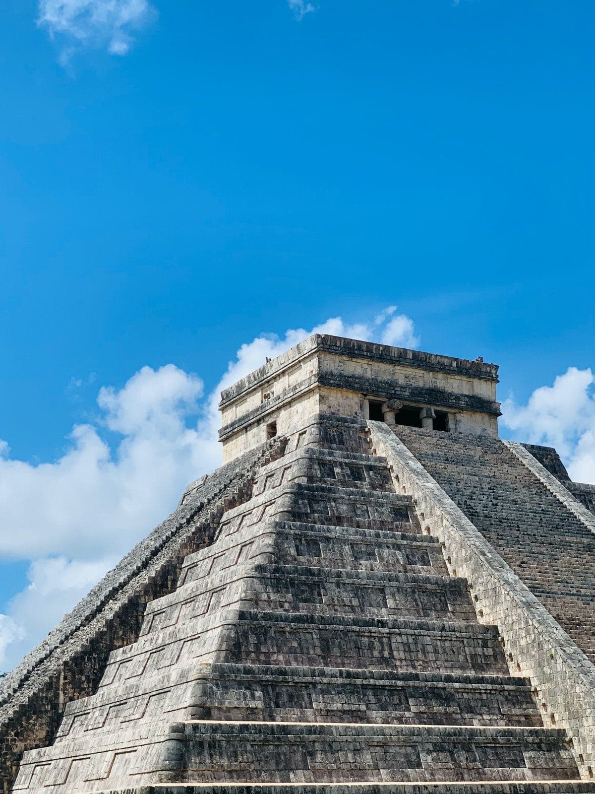 Pirámide de Chichén Itzá bajo un cielo despejado.