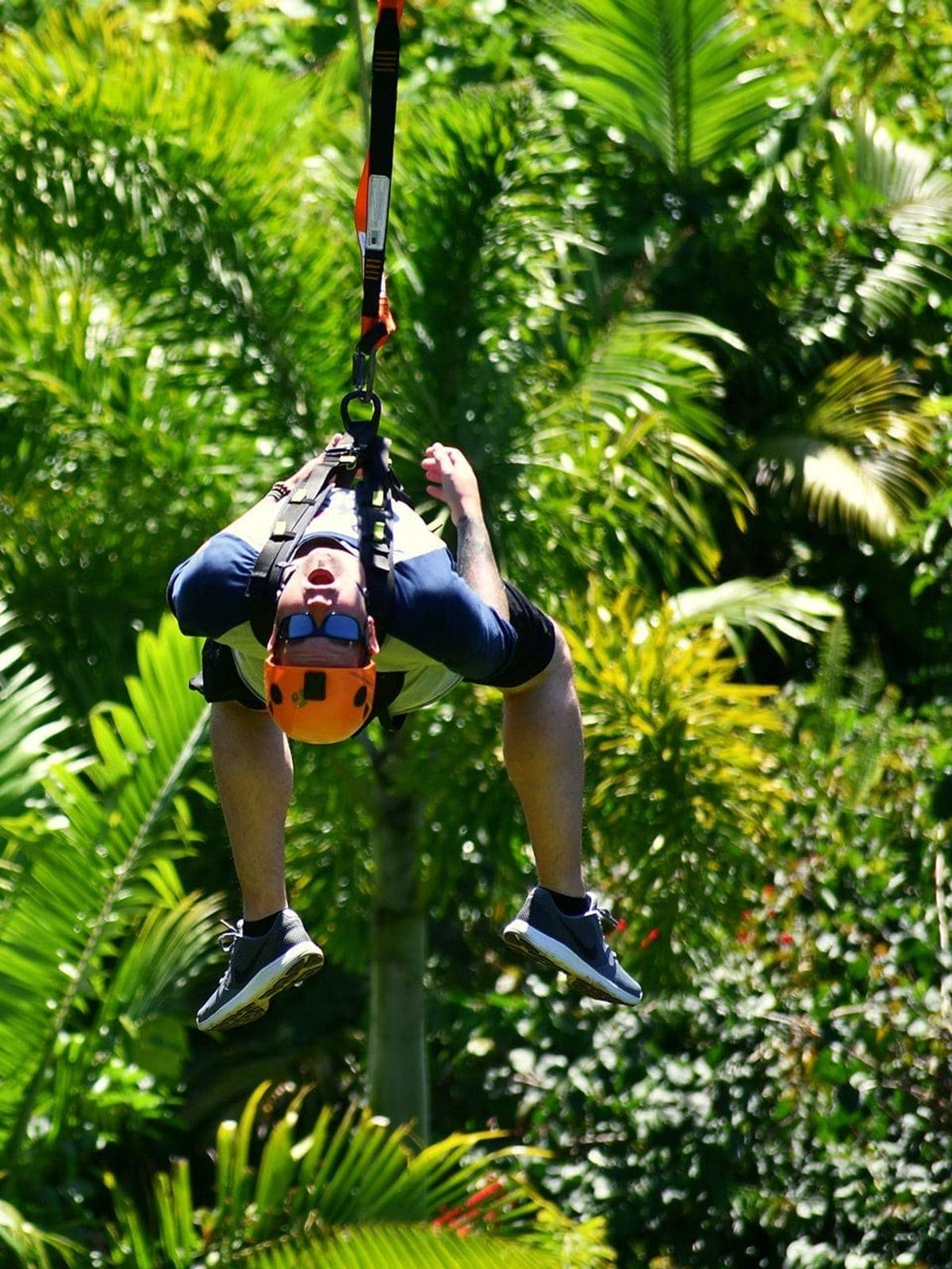 Persona en tirolesa sobre la selva maya.