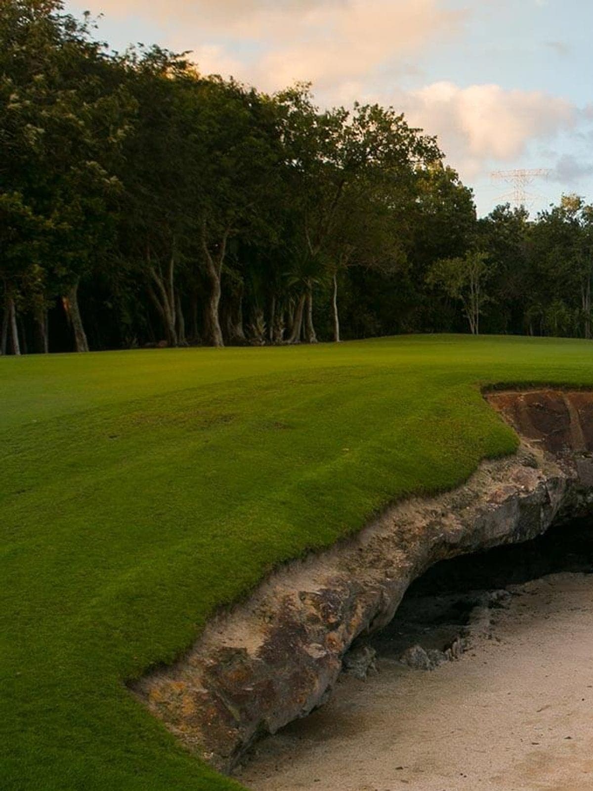 Campo de golf junto a la vegetación de la Riviera Maya.