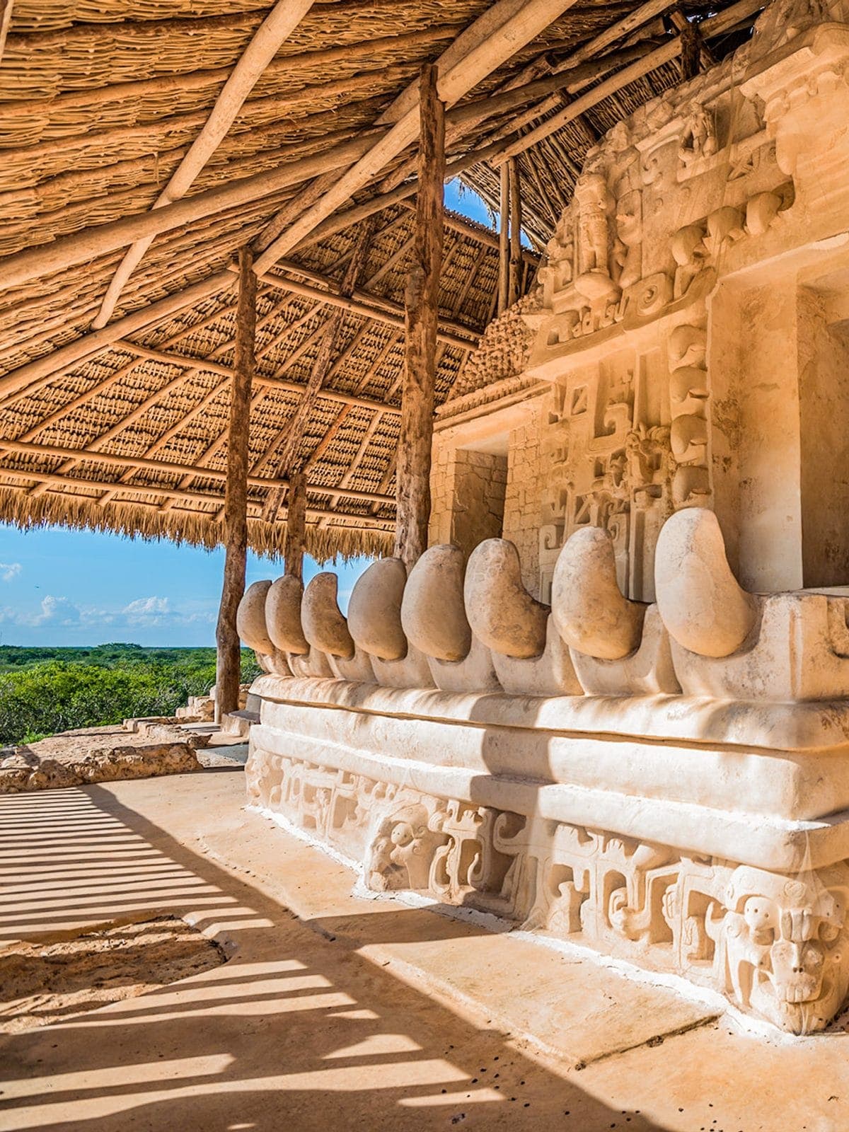 Columnas de una zona arqueológica maya.