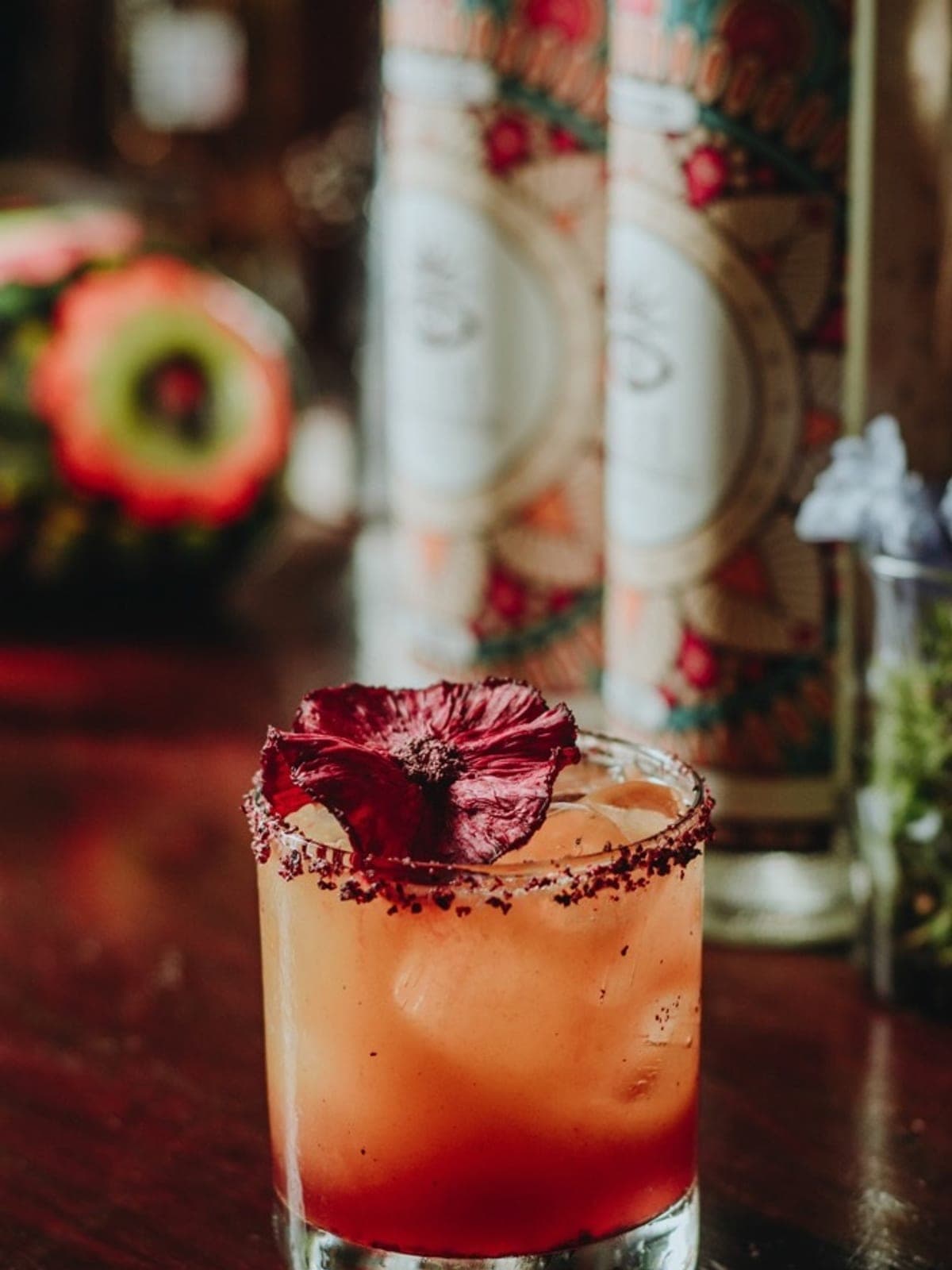 El Agavero, mezcalería oaxaqueña en Tulum: cóctel de mezcal con flor sobre la barra.