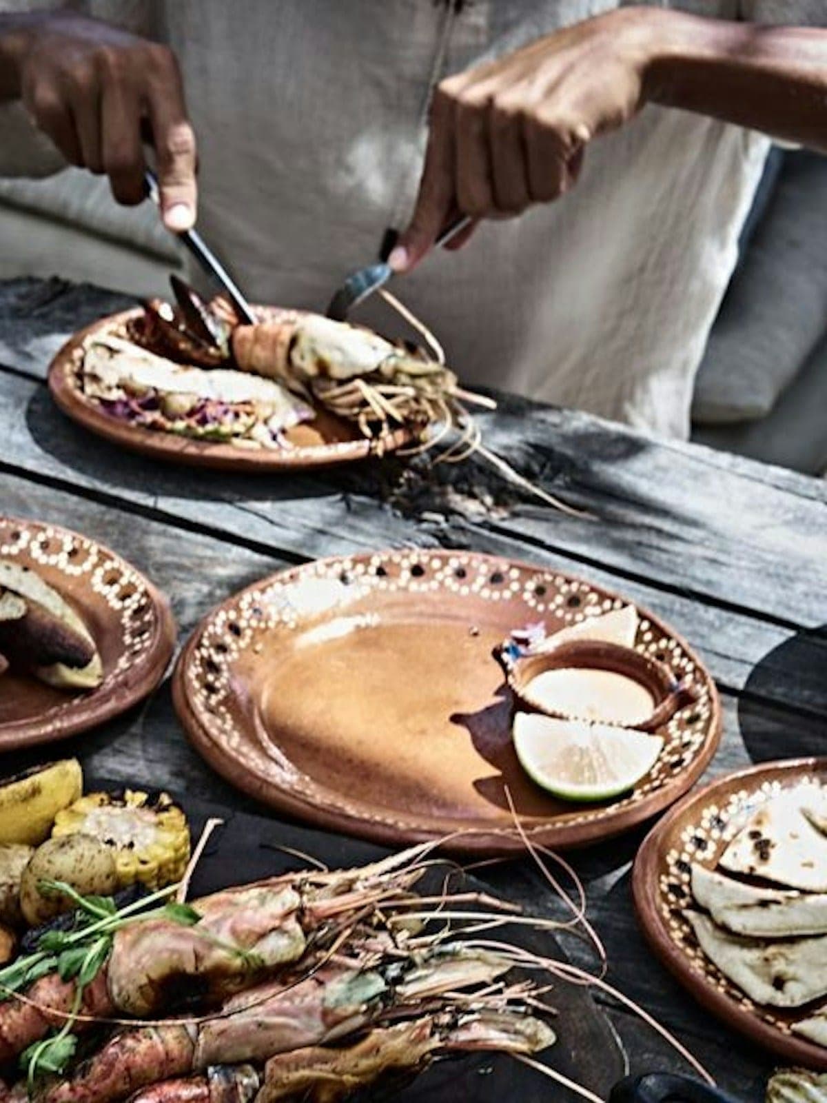 Nomade, cocina de autor en Tulum: cena servida en platos de cobre.