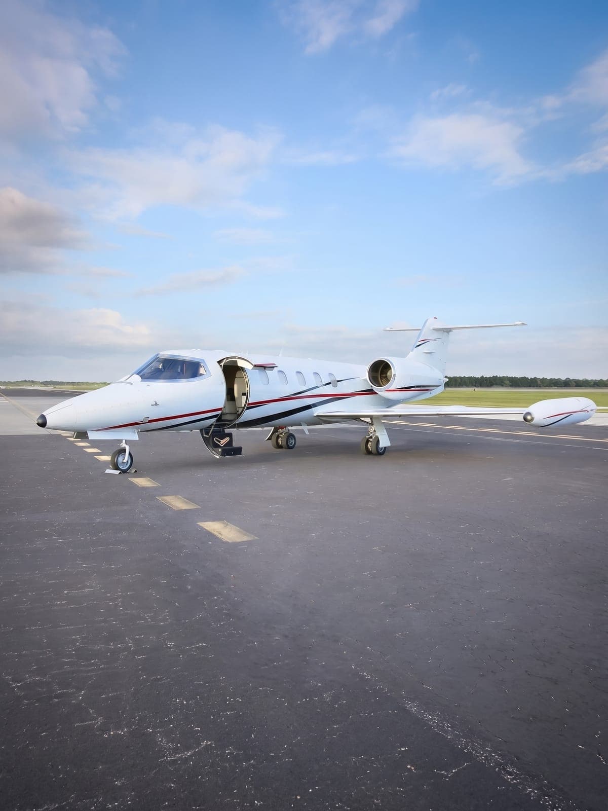 Learjet 35 en pista bajo un cielo despejado.