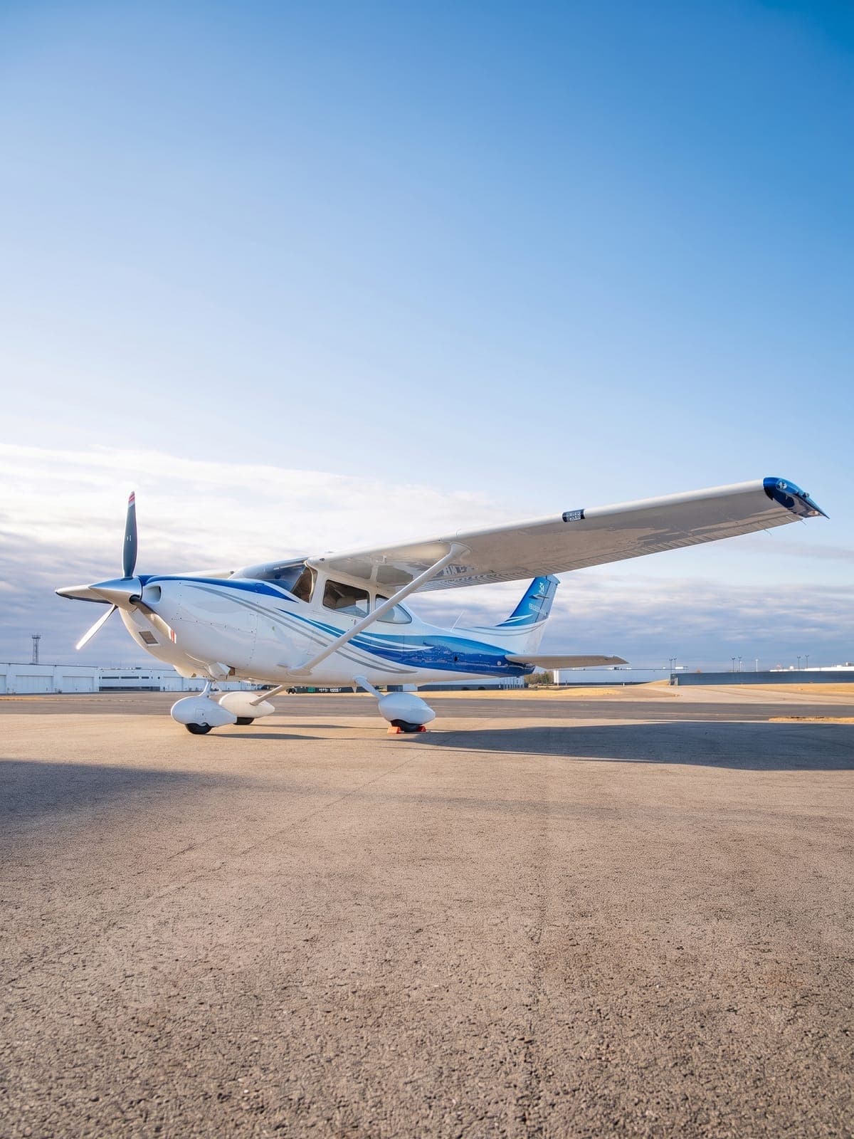 Avión Cessna Turbo 182 Skylane en pista.