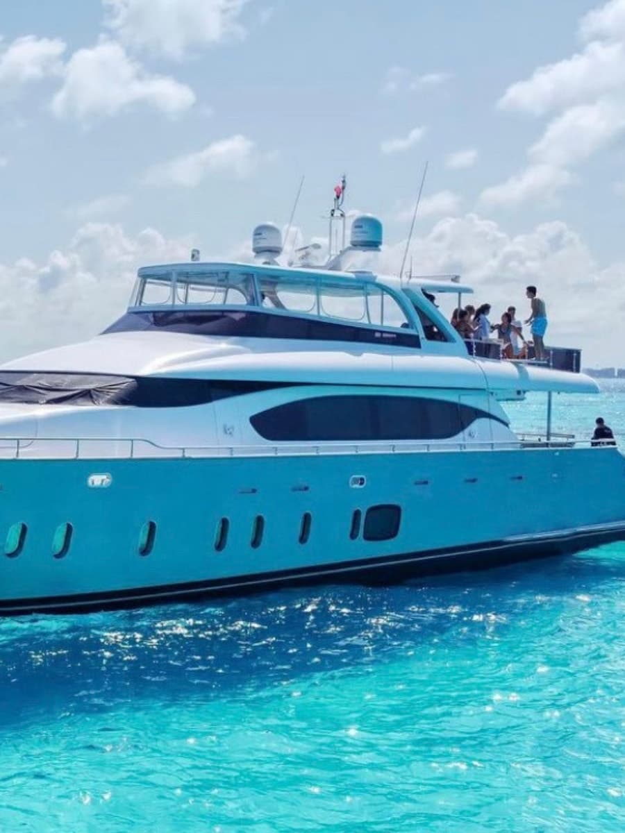 Maiora 100, superyate a motor de 100 pies fondeado sobre agua turquesa frente a Isla Mujeres, Cancún.