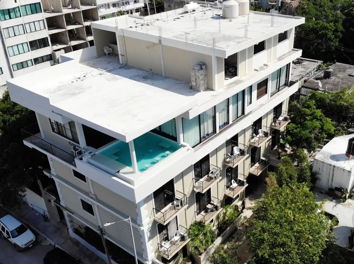 Vista aérea del edificio de la Calle 74 con la alberca del penthouse