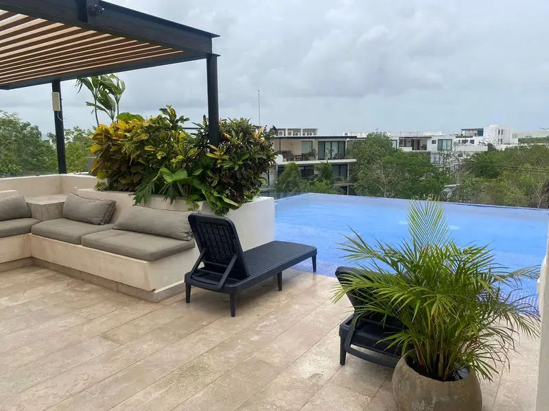 Alberca infinita y lounge en el rooftop de Maranay