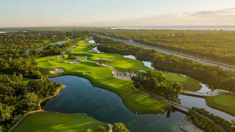 Vista aérea del campo de golf de Tulum Country Club