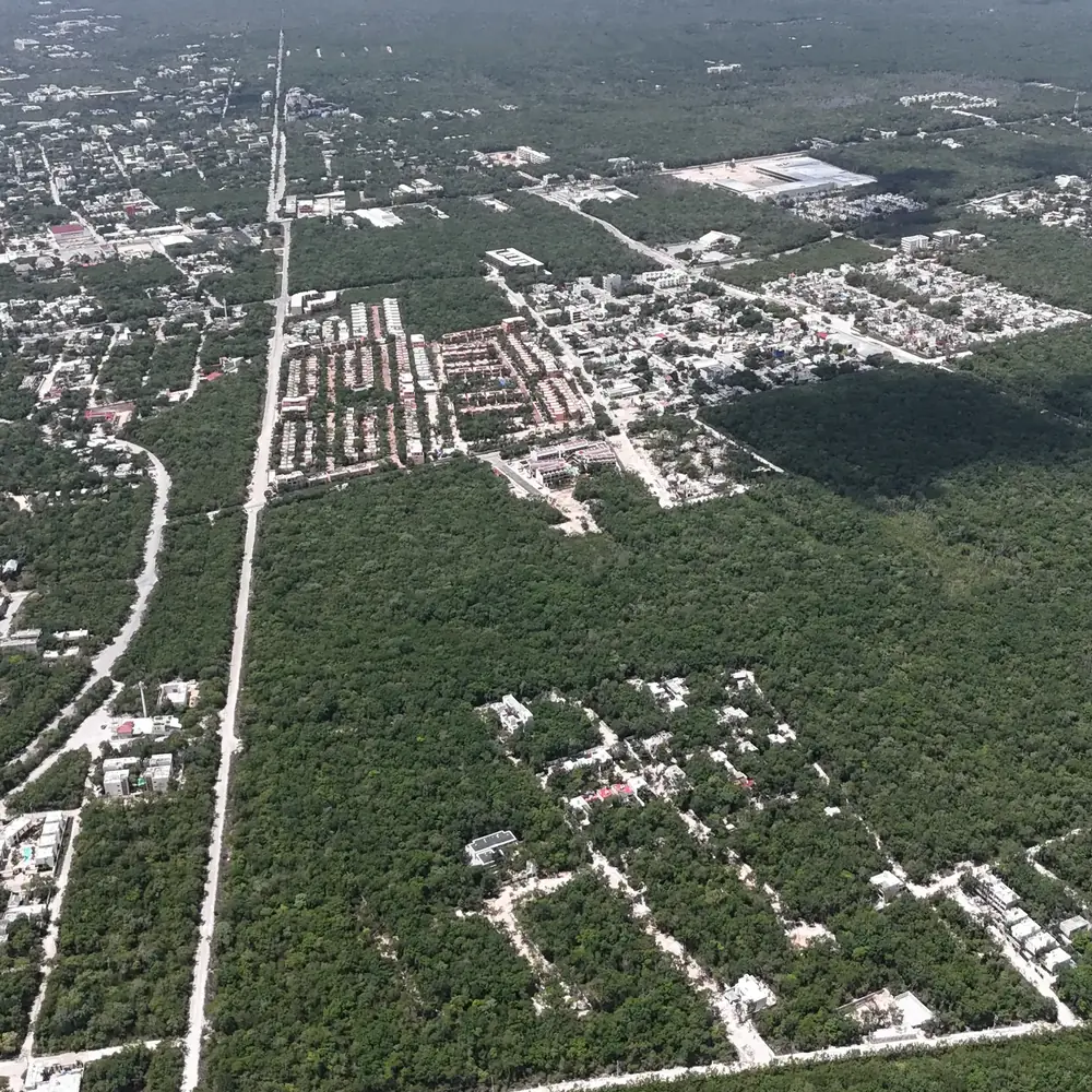 Vista aérea de Tulum hacia el mar