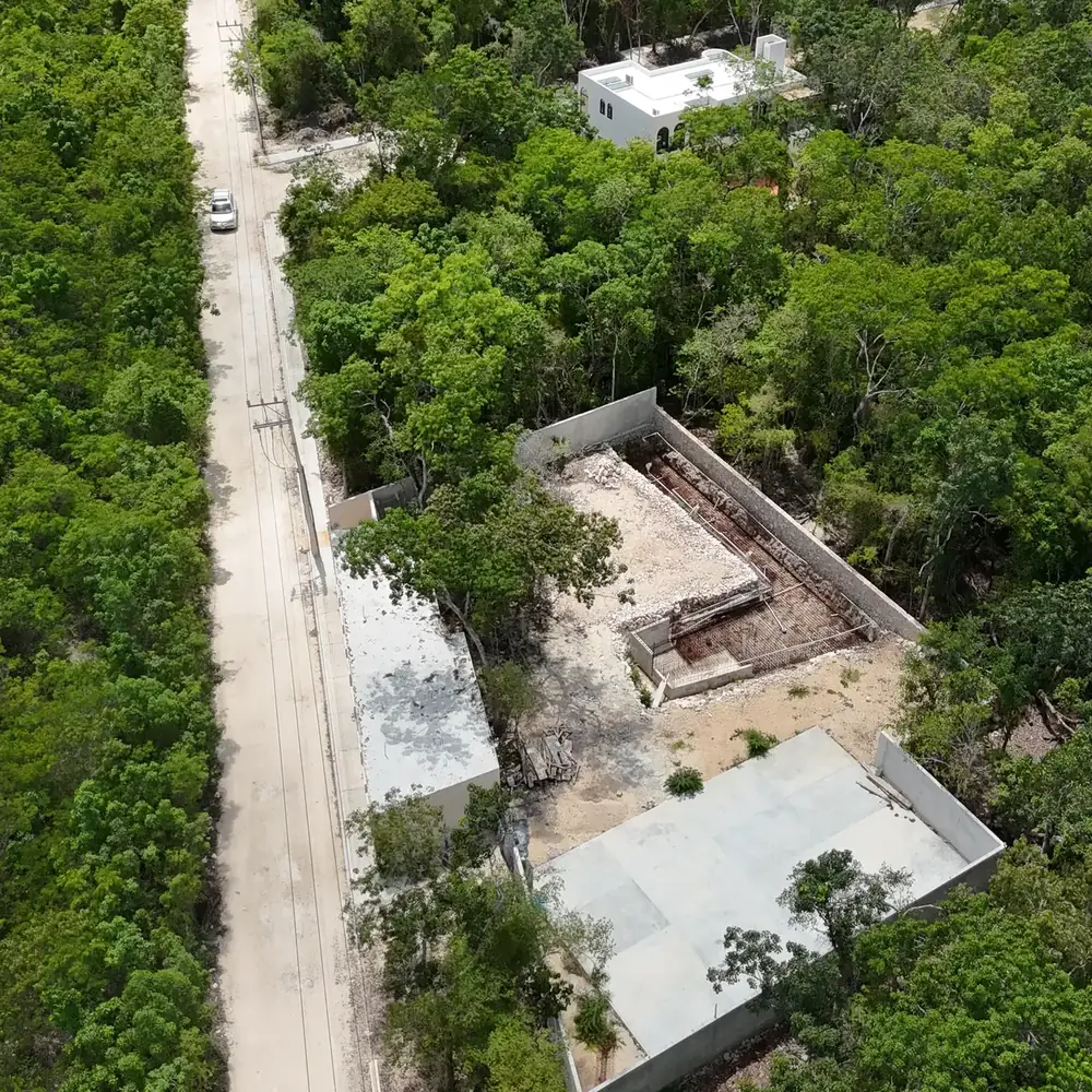 Obra en curso junto a la calle de acceso